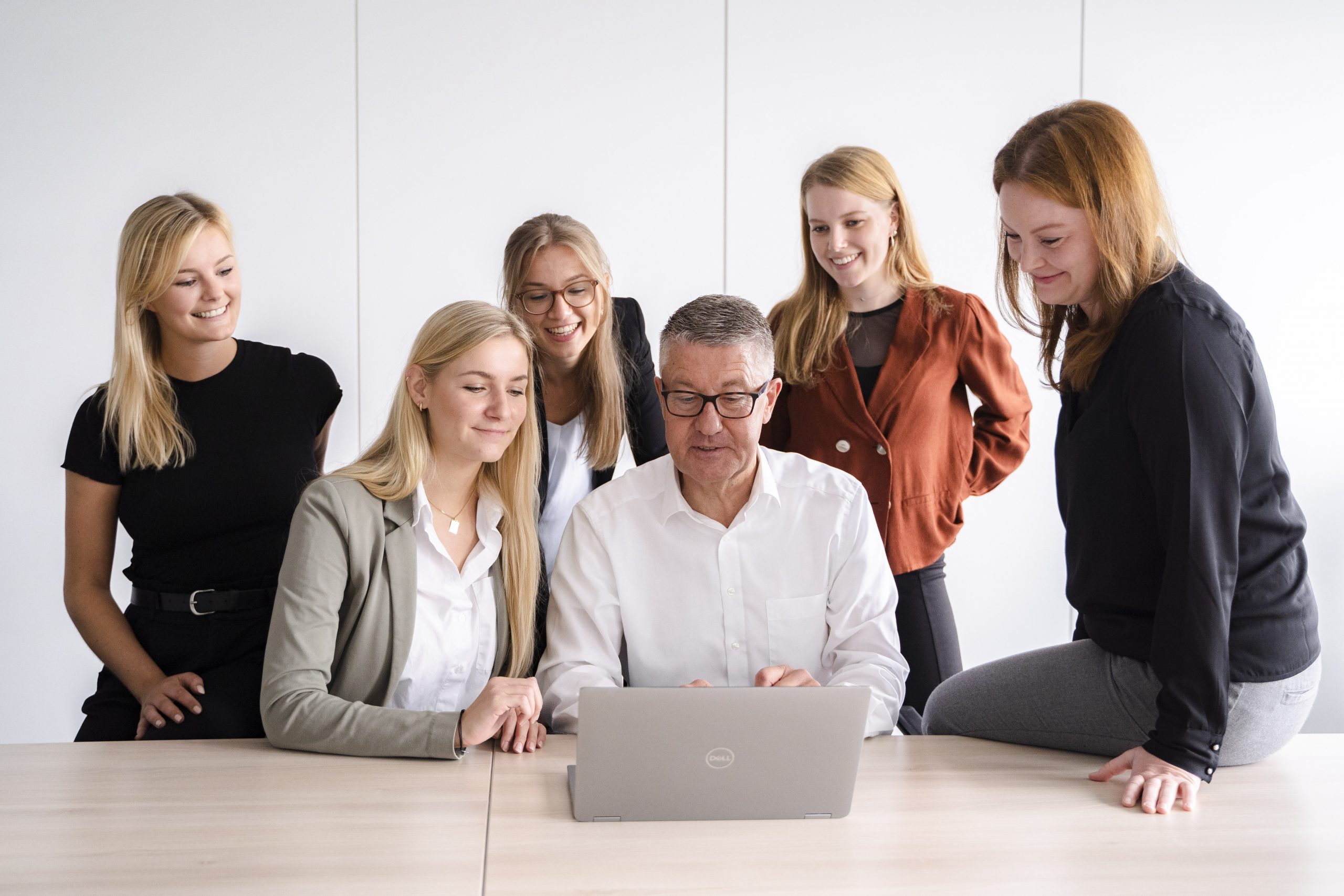 Mitarbeiter-GA-Medien-vor-Laptop