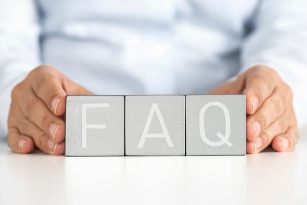 Mann-zeigt-FAQ-W&uuml;rfel