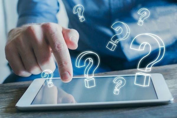 Mann-tippt-auf-Tablet